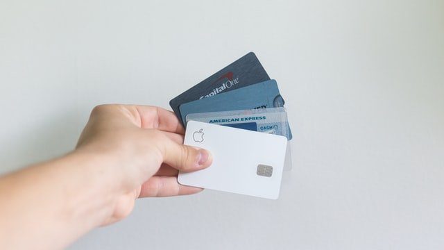 Ręka trzymająca karty płatnicze