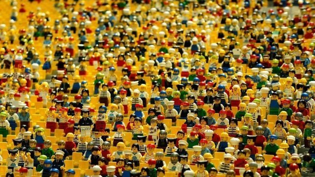 Tłum ludzików z serii Lego