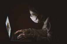 Koronawirus pracownik przy laptopie