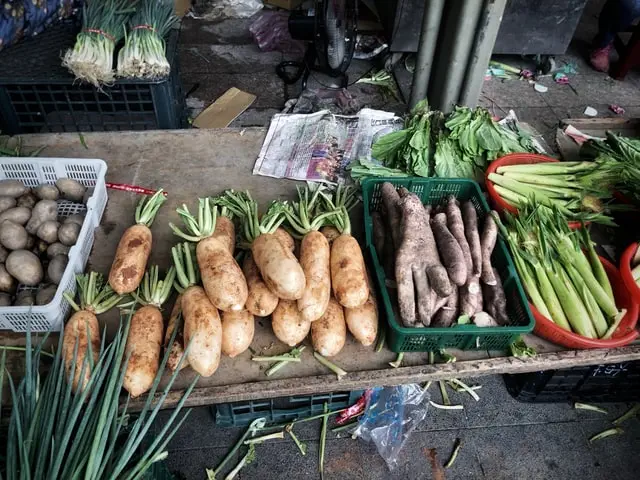 Stragan z warzywami miejscem częstszych zakupów kiedy spada spożywanie mięsa