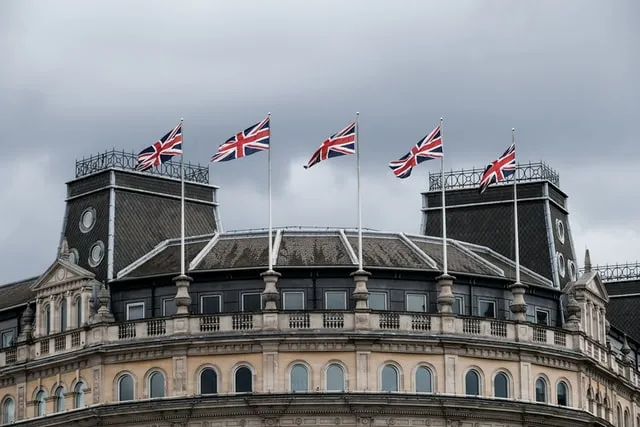 Flagi Wielkiej Brytanii na Trafalgar Square